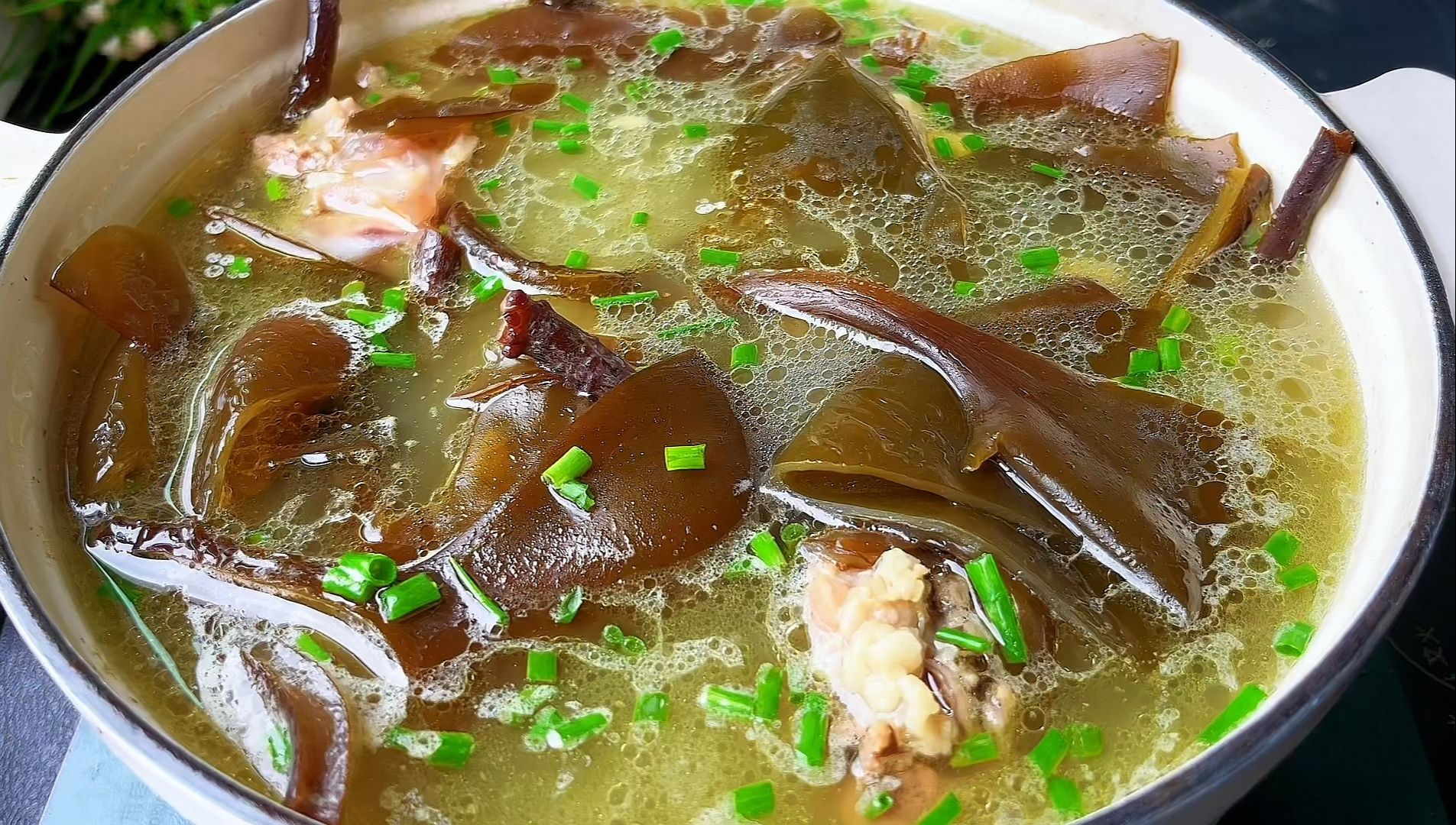 在福建,夏天就喜欢用海带头煲汤,清甜鲜糯又营养,一家人都喜欢喝