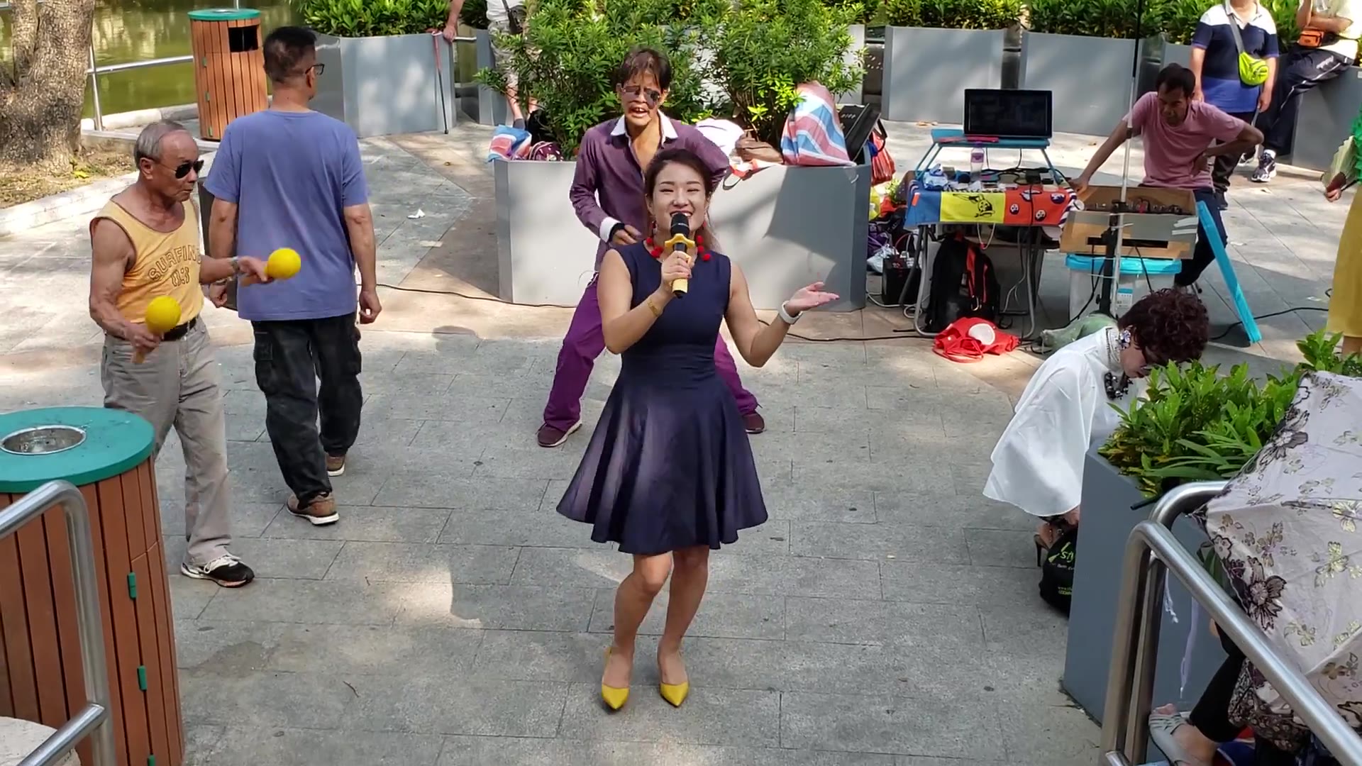 屯门公园三公主妙妙演唱《拥抱你离去》,退休大爷实力伴舞_哔哩哔哩