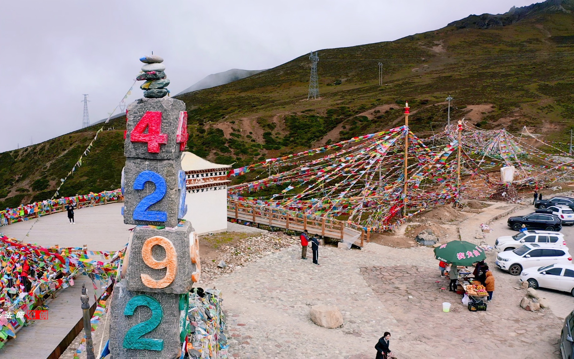 翻越此生目前最高海拔4292米,国庆去飞来寺看梅里雪山,小车车的高反比我还严重.哔哩哔哩bilibili