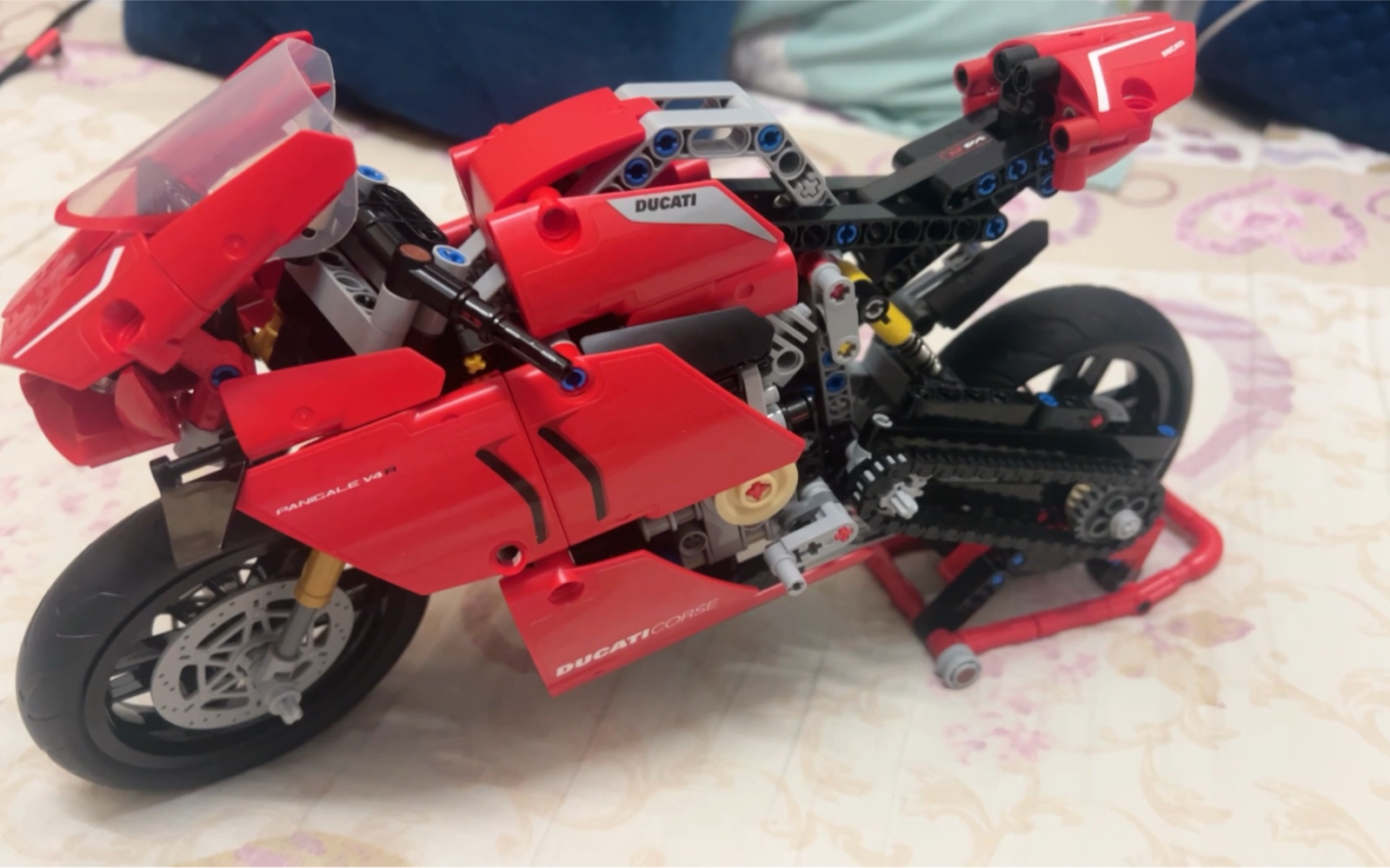 乐高42107杜卡迪展示