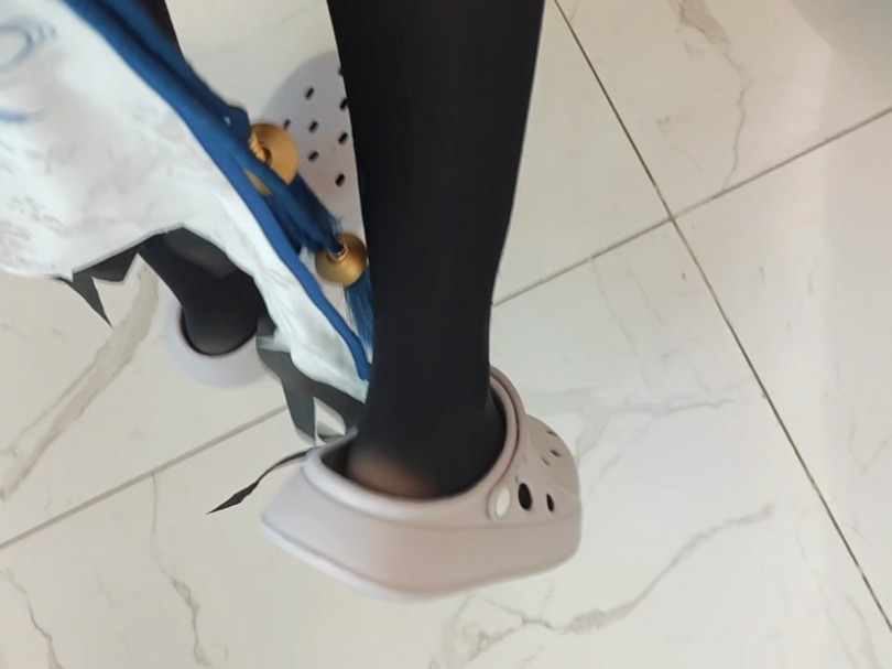 厚黑洞洞鞋,味道加倍