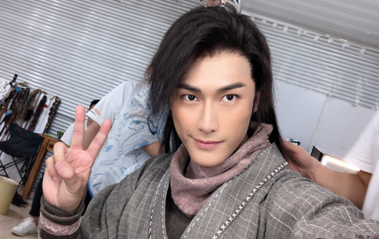 36岁朱梓骁直播模样大变,疯狂往脸上泼水,为带货狂扇自己耳光