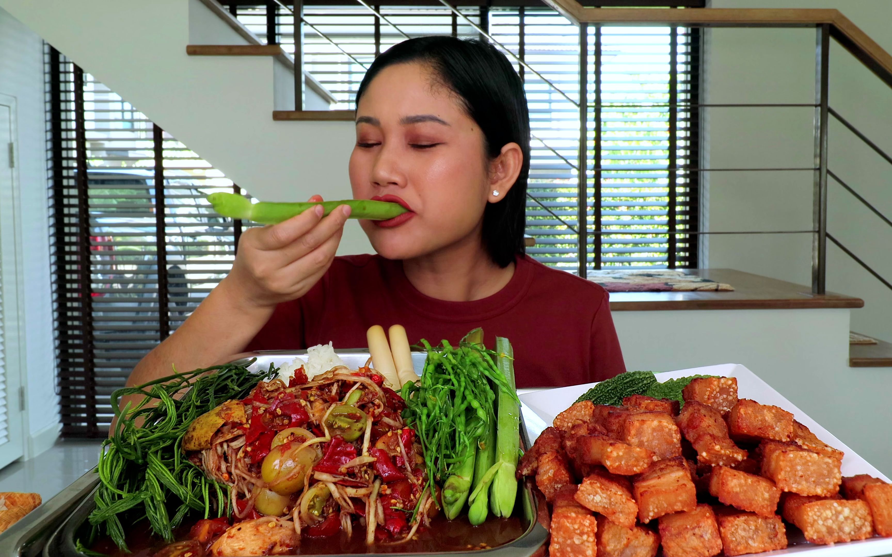 泰国吃播saoloei脆皮五花肉木瓜沙拉