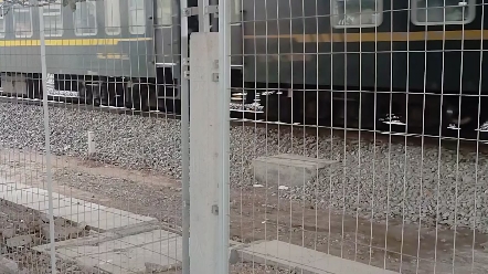 司机闪灯鸣笛,hxd1d牵引客列通过小坪立交桥下