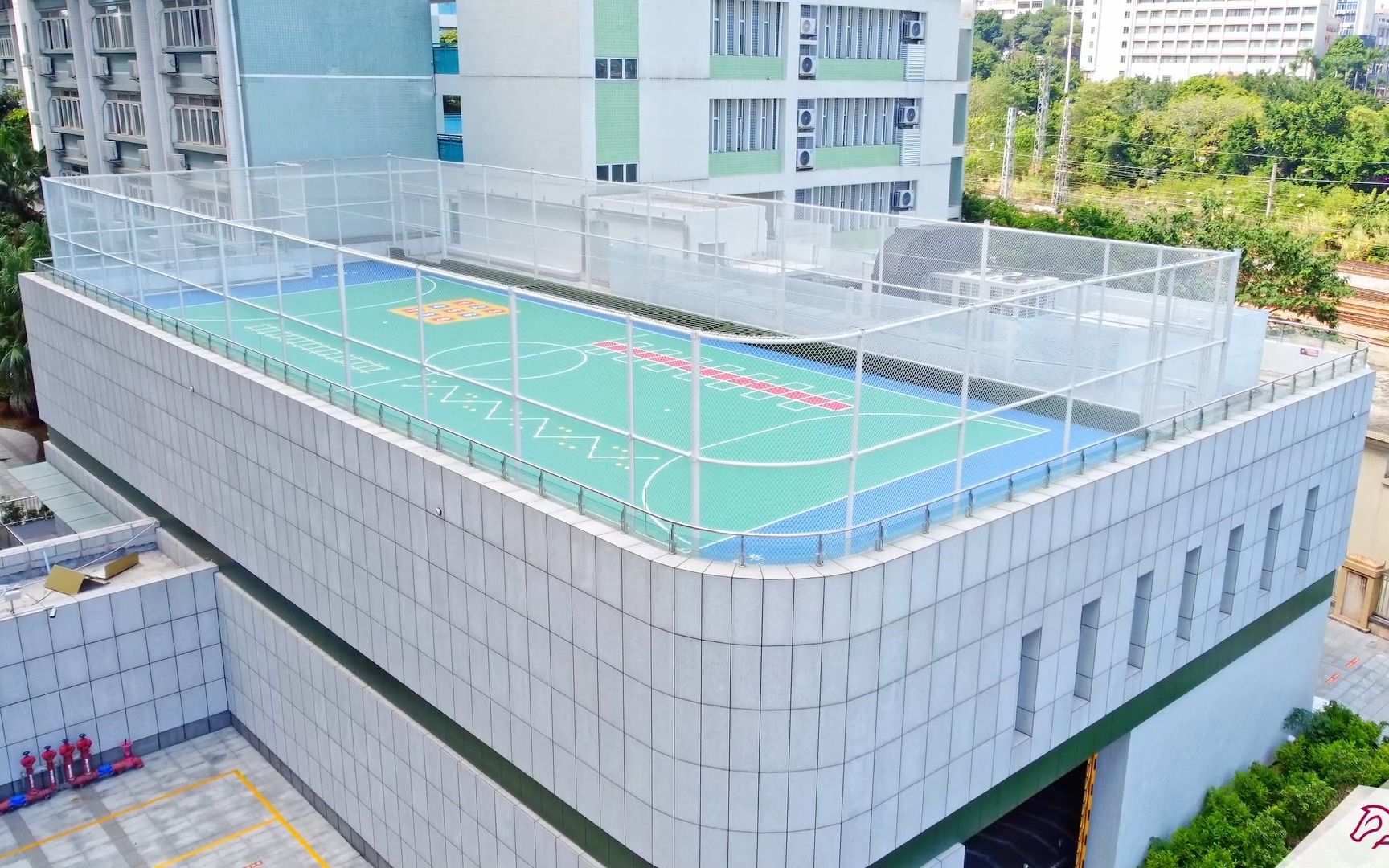 天河区某小学定制白色楼顶笼式多功能球场案列——銲马体育