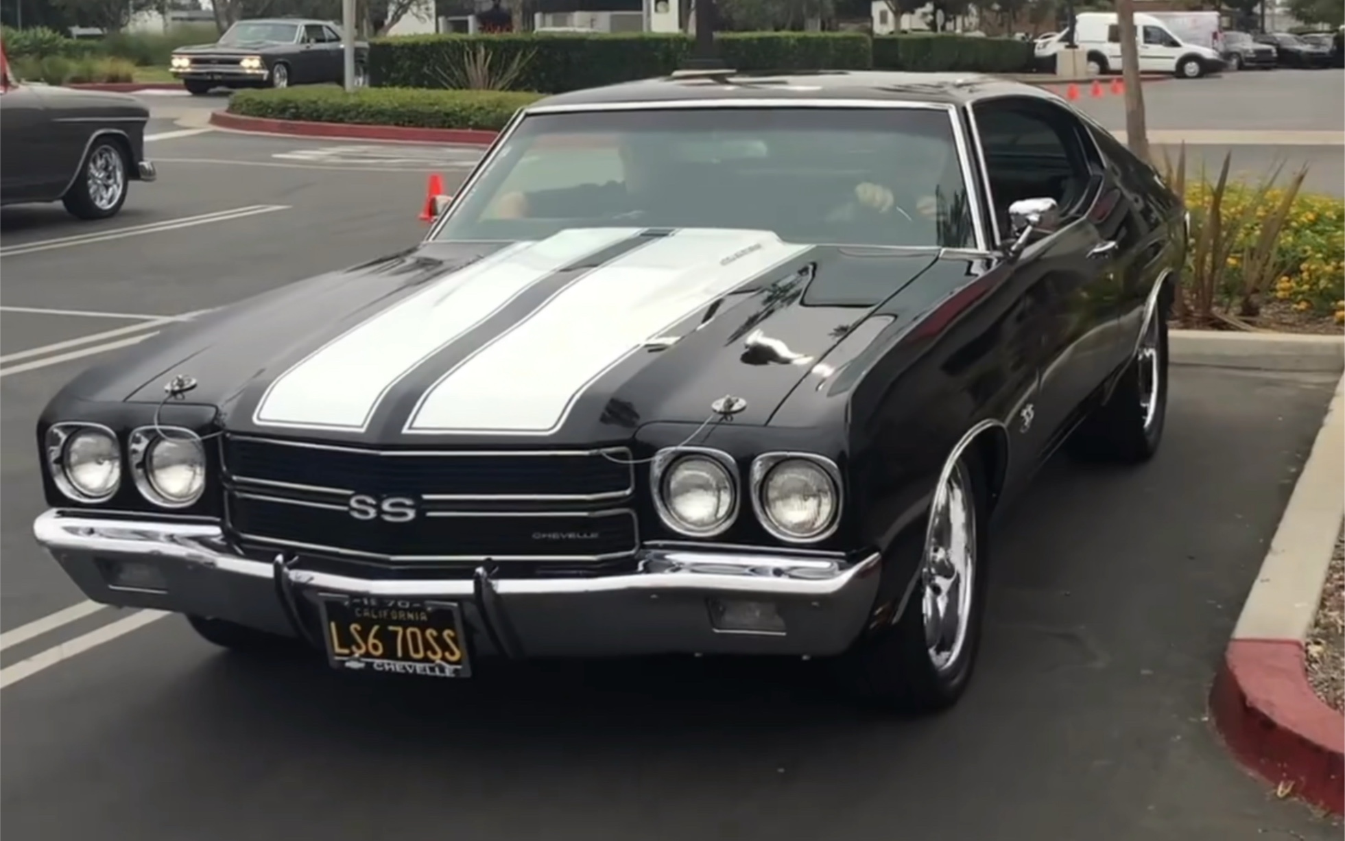 遇到一辆雪佛兰chevelle ss在搞倒车入库,后面就走不动路了