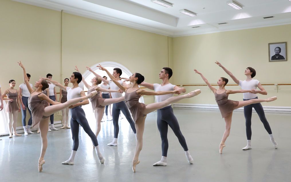芭蕾练功房2018年瓦岗诺娃芭蕾舞学校双人舞考试