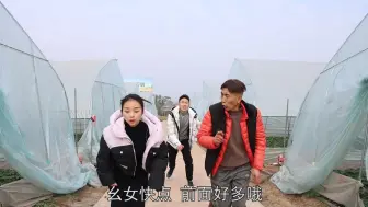 Video herunterladen: 女婿带着老丈人摘完草莓吃烤鱼