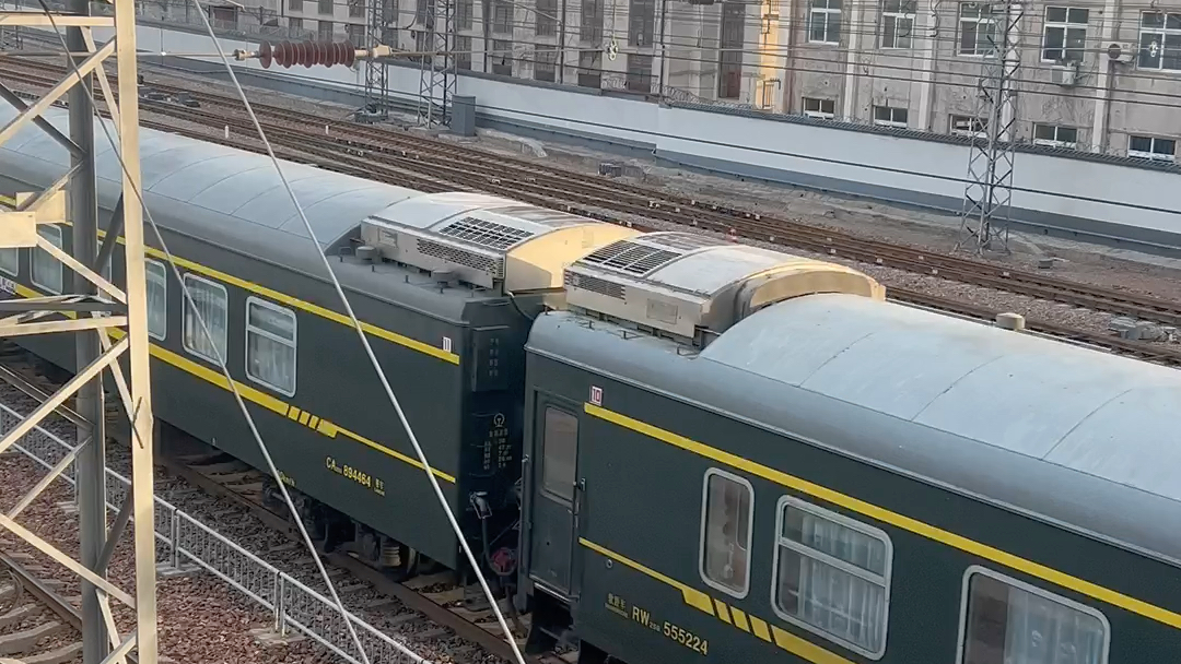 k233次列车牵引原色行李车
