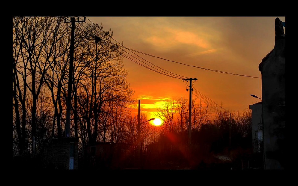 [图]在西方的天际，正在云海中下沉的夕阳仿佛被融化了，太阳的血在云海和天空中弥漫开来，映现出一大片壮丽的血红。 “这是人类的落日……”叶文洁轻轻地说。