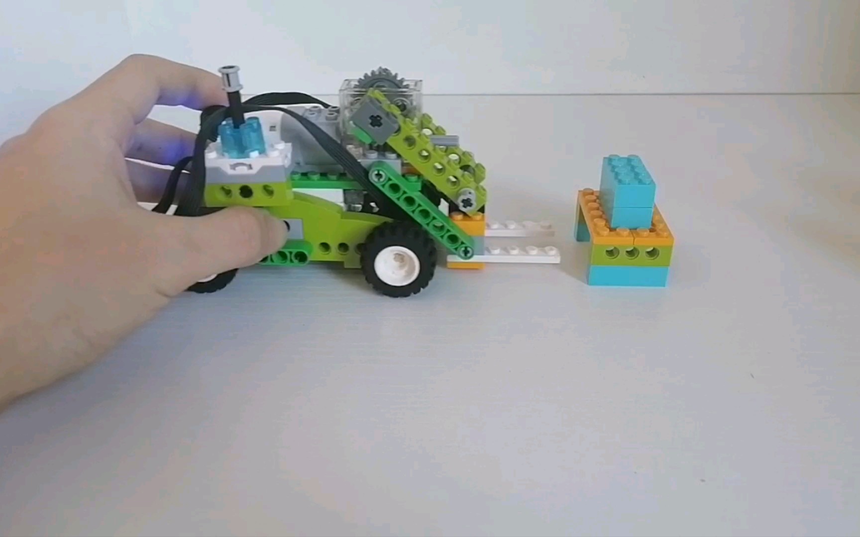 【乐高wedo2.0套装作品展示】灵活的叉车_哔哩哔哩_bilibili