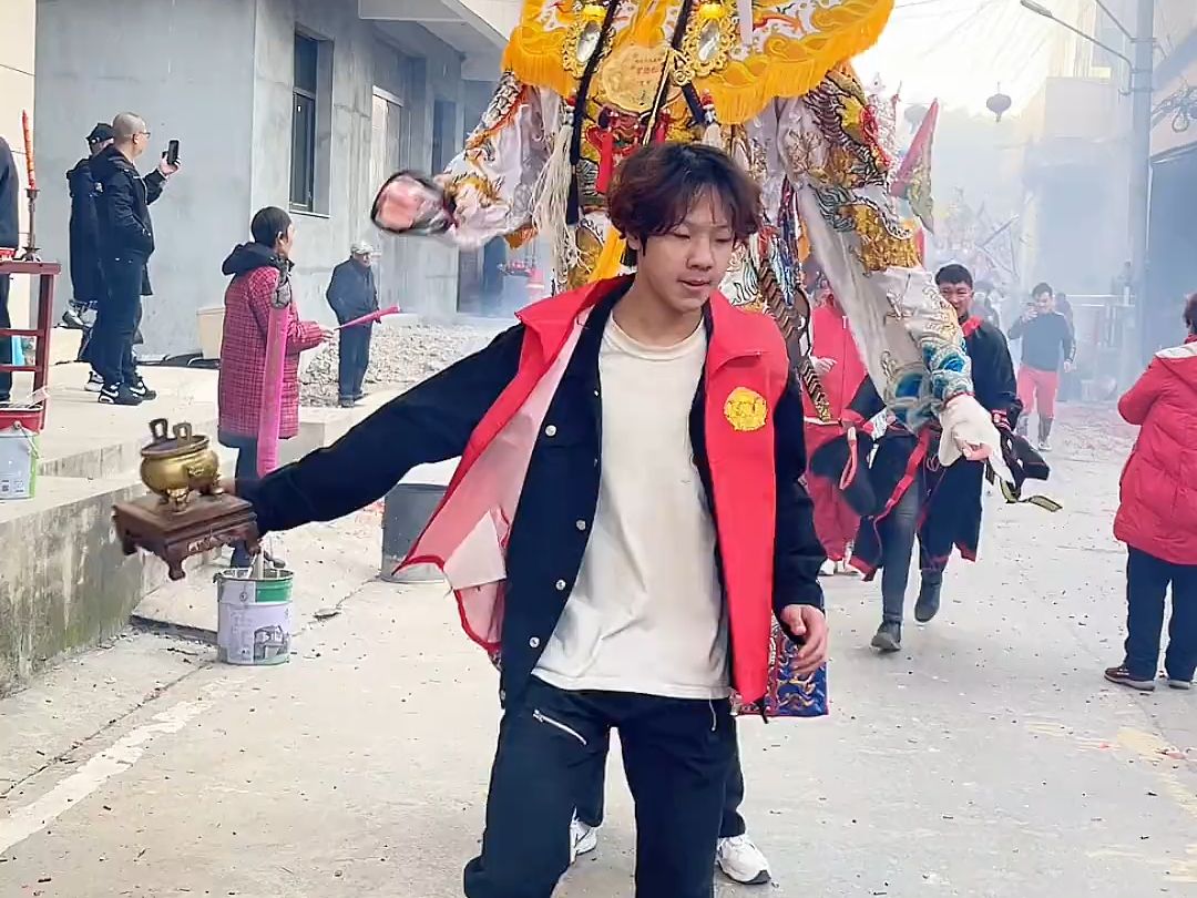 清秀净炉手小哥敬香白总管!净炉手小杰.