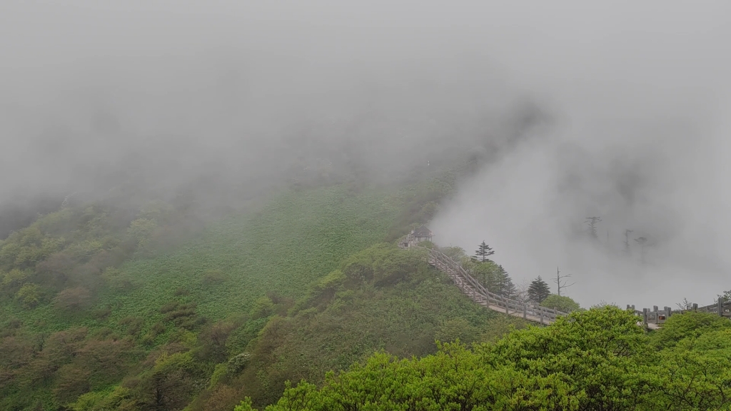 [图]西岭雪山的阴阳界，左边来自青藏高原的气流和右边四川盆地的气流对冲形成的奇妙分界线