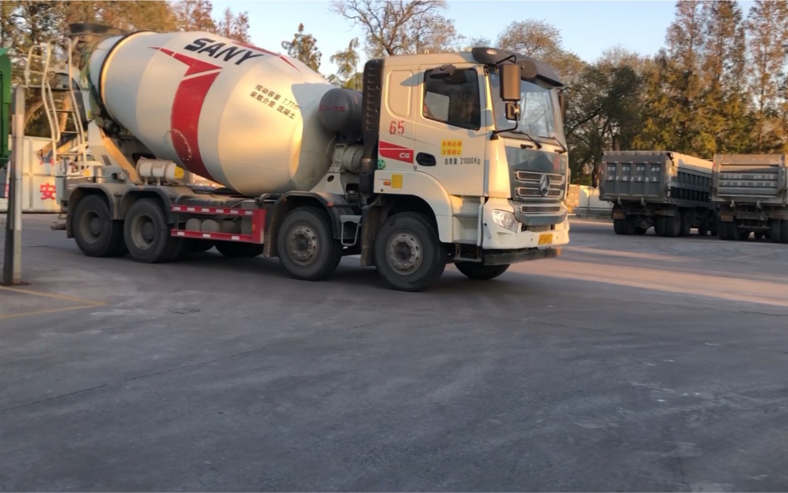【怀林建筑队(原声大碟)】三一c8混凝土搅拌车&陕汽德龙x3000进出停车
