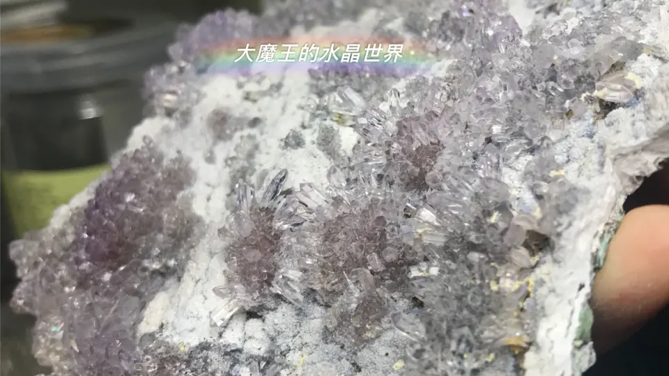 水晶原石系列】之紫晶花，一块长了小紫水晶花花的原石………算板吧！？原石板！整体感觉像是沙漠里长着冰凌花_哔哩哔哩_bilibili