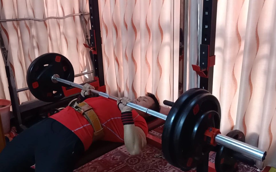 窄距卧推120kg6次