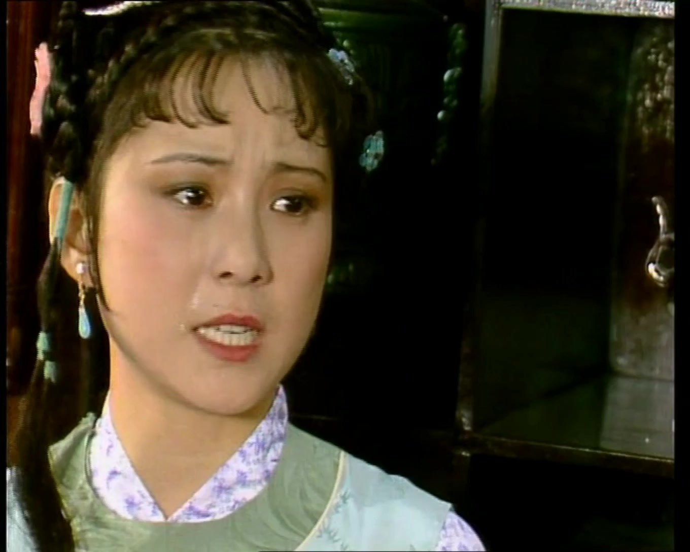 两版红楼梦对比之晴雯跌扇子事件新版的都不知道谁是主子谁是丫鬟