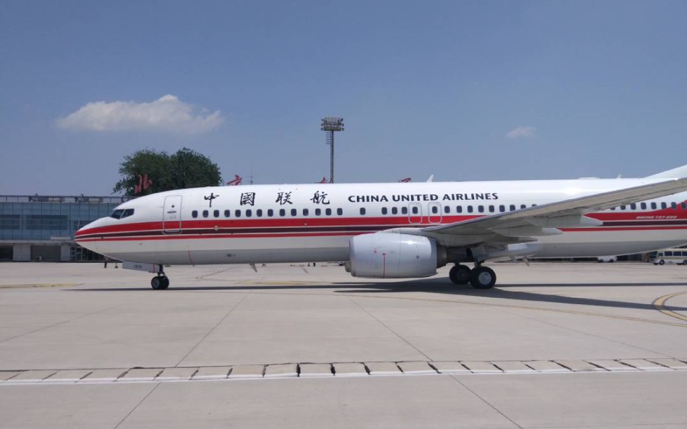 中国联航 波音737-800降落