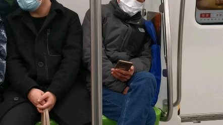新一代地铁看手机老人
