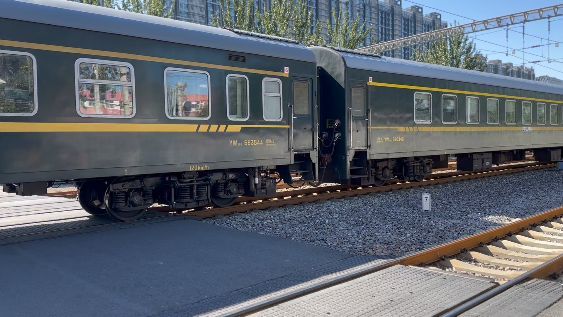 k340(佳木斯-北京)沈局沈段hxd3d0584牵引哈局牡段25g过北京水南庄