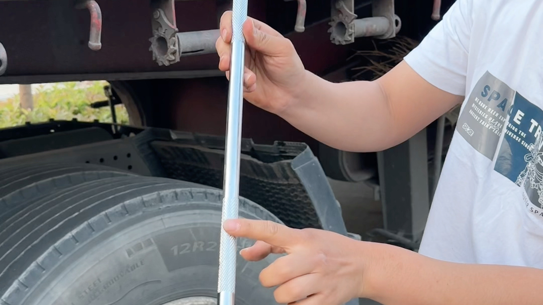 货车车载多功能撬棍,带有防滑螺纹,一头尖一头扁,刚性好,硬度高