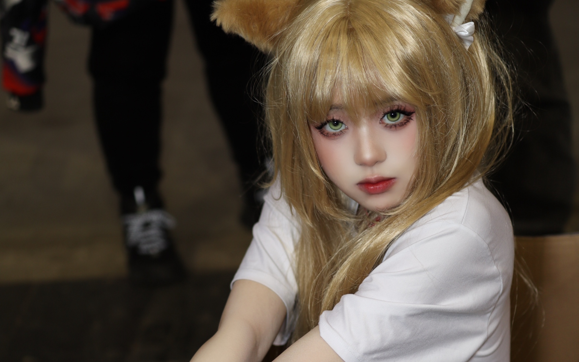 【黄豆粉cos】什么样的小猫会在大庭广众之下坐破纸箱子里!