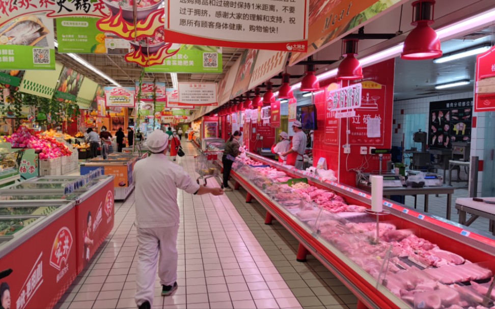 疫情反复无常之下的泰州,大润发超市里的货品依旧充足.
