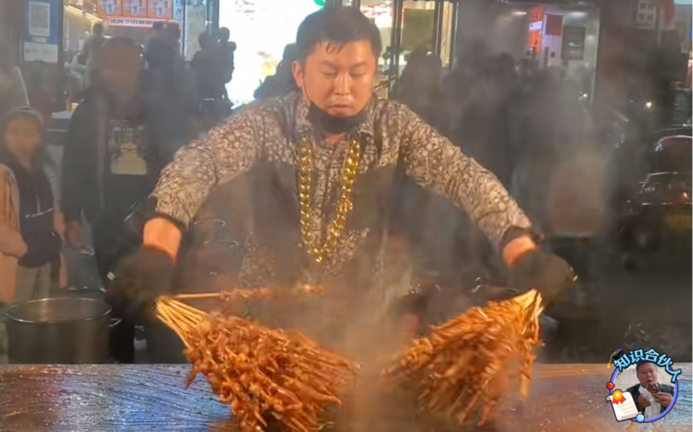 河南开封夜市上的大金链子帅哥,摆摊卖鱿鱼1天卖2000串,营业额1万多哔哩哔哩bilibili