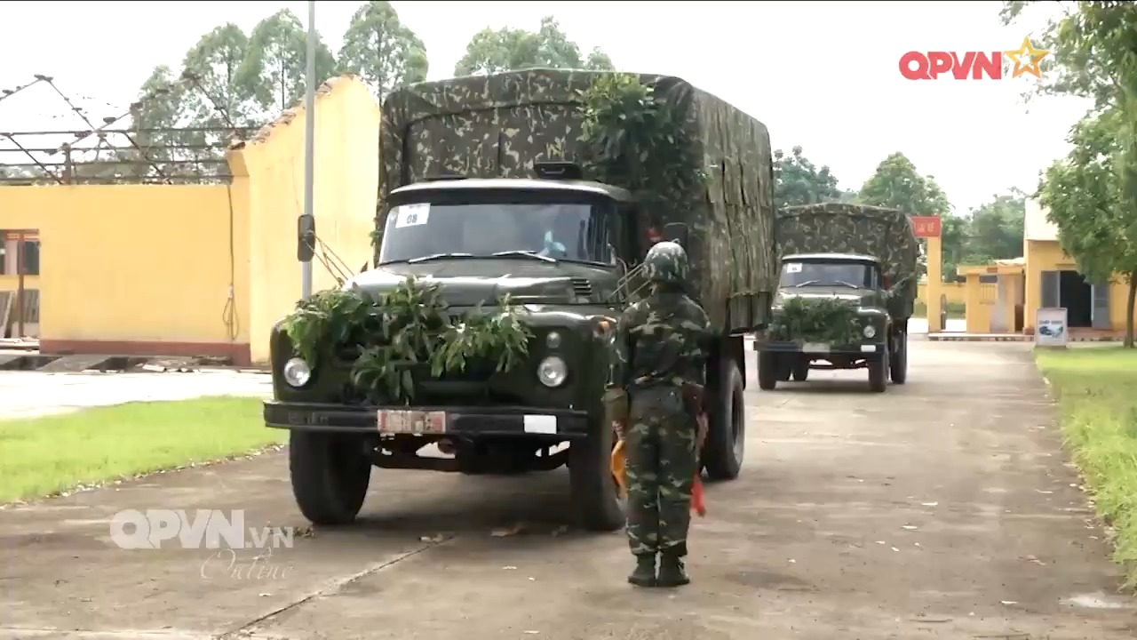 越南人民军卡车兵演示卡车原地转向技术