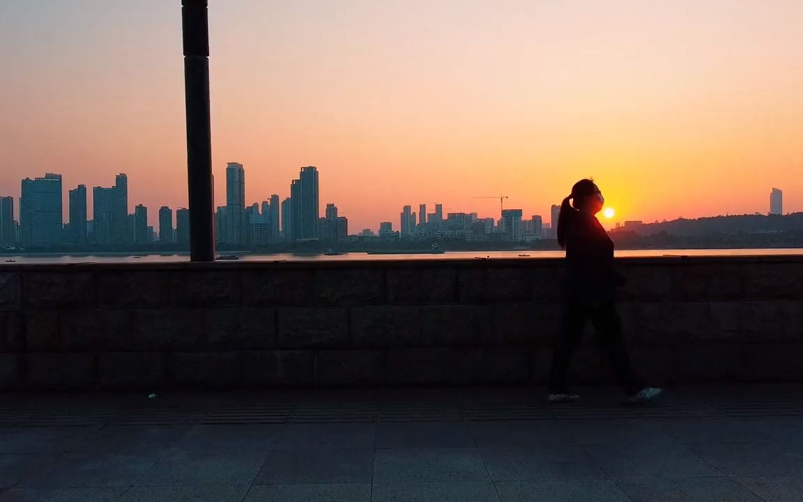 [图]五月十六日，武汉解放纪念日，在武昌江滩航拍三镇最美夕阳红