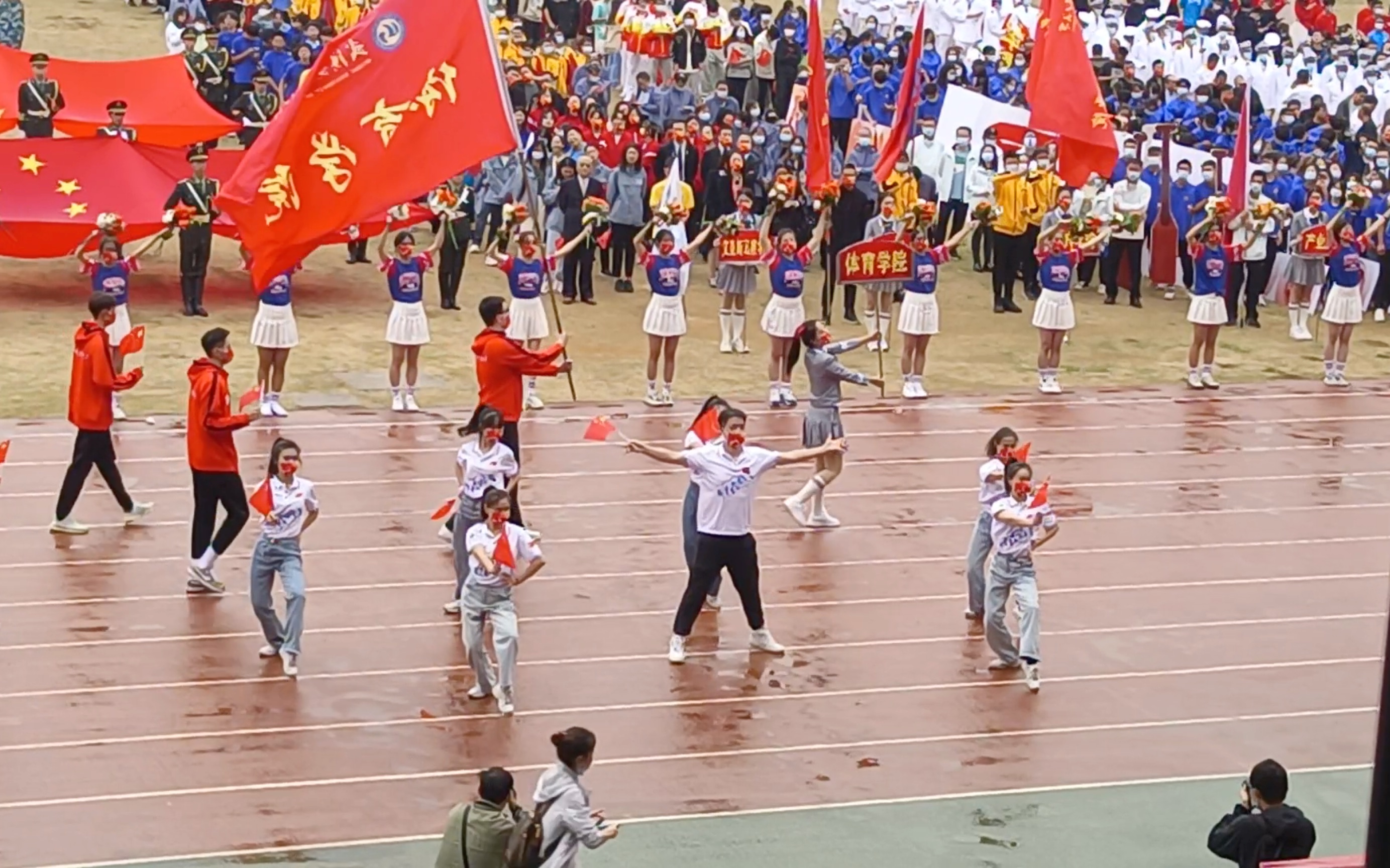 [图]武汉理工大学校运会开幕式体育学院国标舞展示｜速来围观美女学姐和帅哥老师跳舞