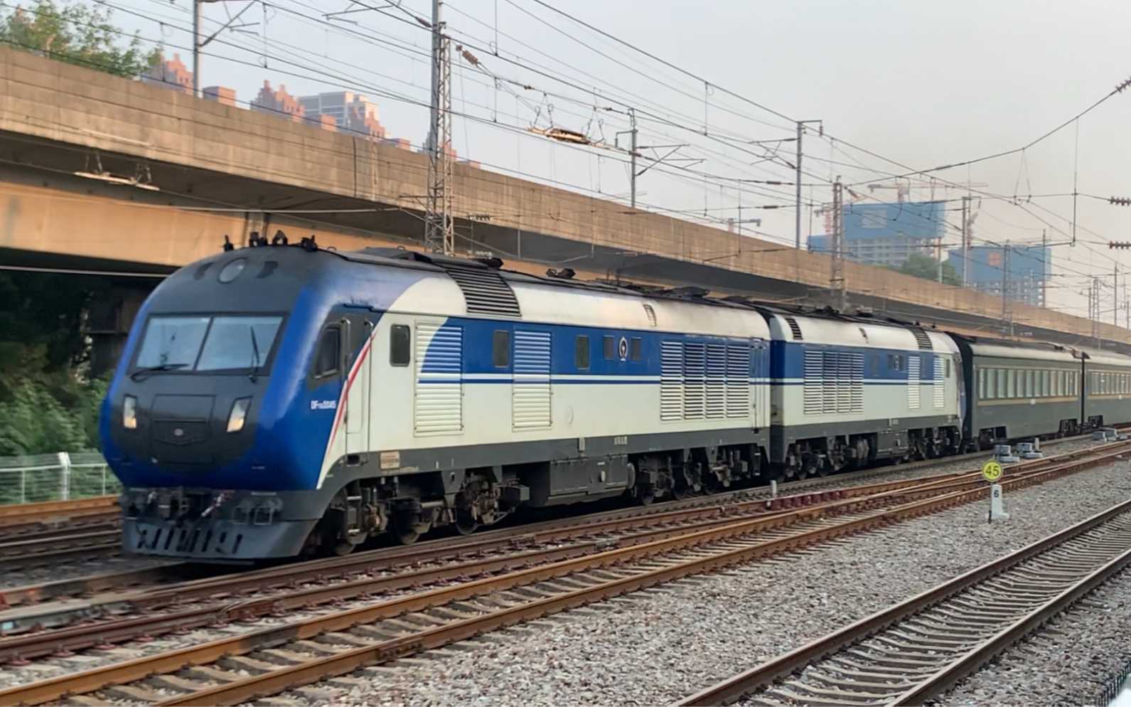 8.26】z37次通过丹水池机位,本务df11g0045/46