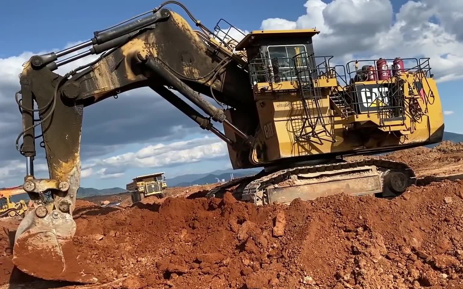 cat 6040挖掘机土方装车