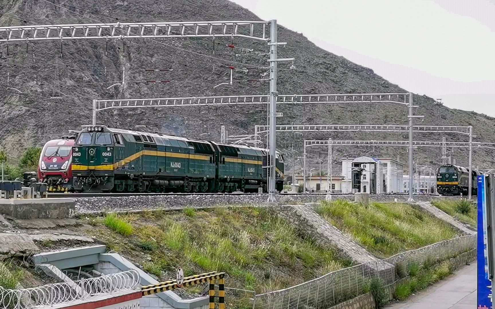青藏格段hxd1d电力机车0688号机单机驶出拉萨站,3组nj2内燃机车通过