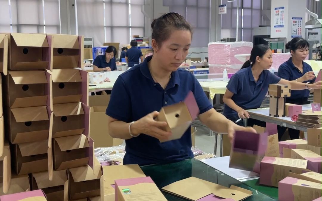 广州印刷包装厂家,配备全新高宝7 1,全自动过胶,全自动贴盒机,全自动