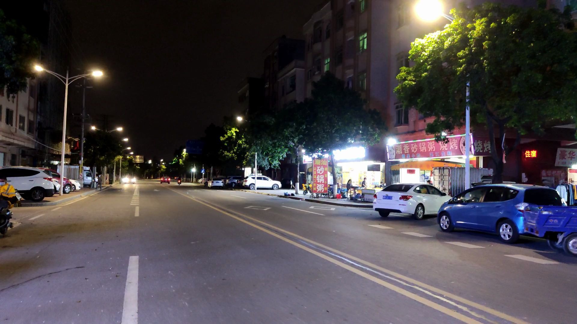 活动作品周末加班下班了拍摄街道夜景街道两边店铺都开业了饭店酒店