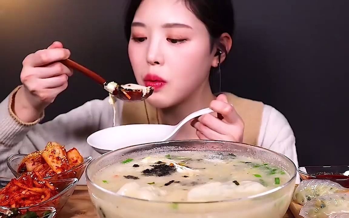 【eat with boki 】吃播年糕饺子汤和泡菜饺子_哔哩哔哩_bilibili