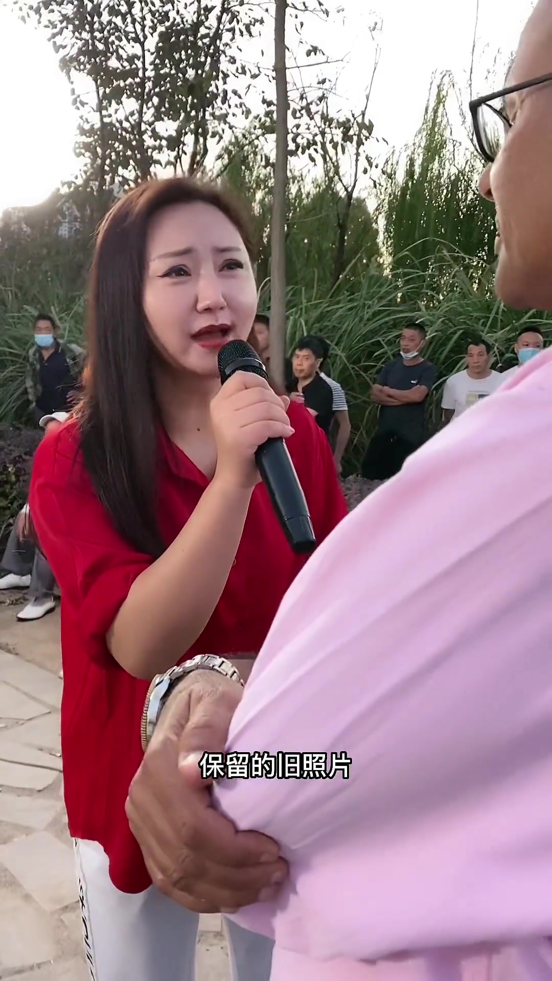 如果爱还在户外唱歌真人真唱才艺主播支持抖音传播正能量乞丐妹