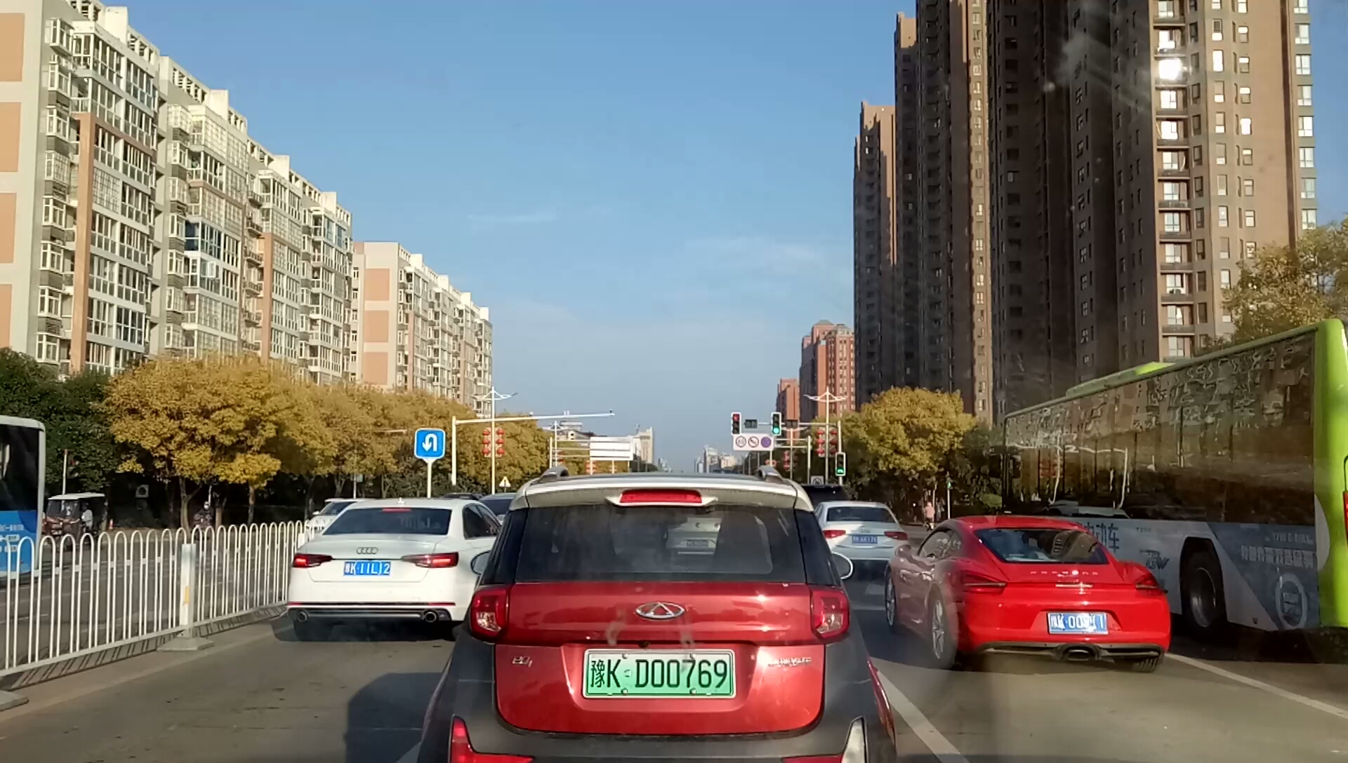 许昌某市的地面和某车牌 许昌某市的夜晚的道路