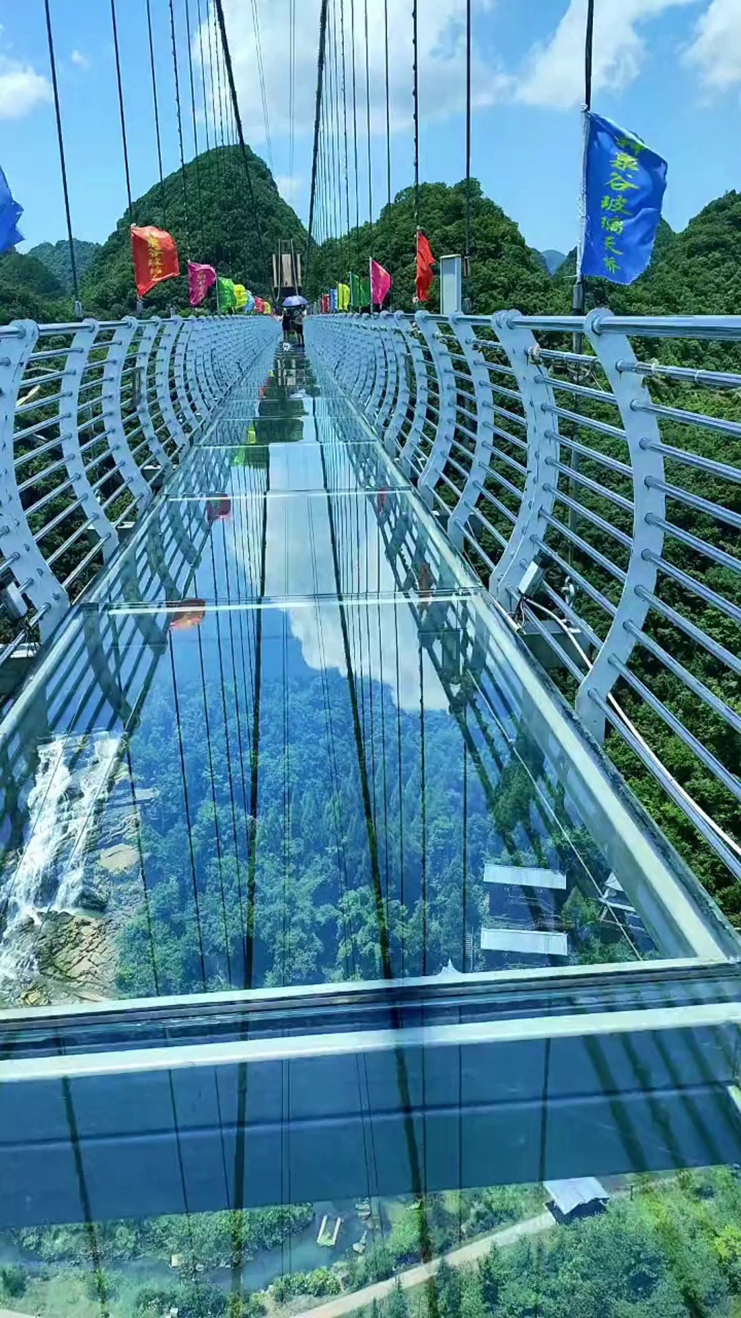 玻璃吊桥是当下景区热门项目