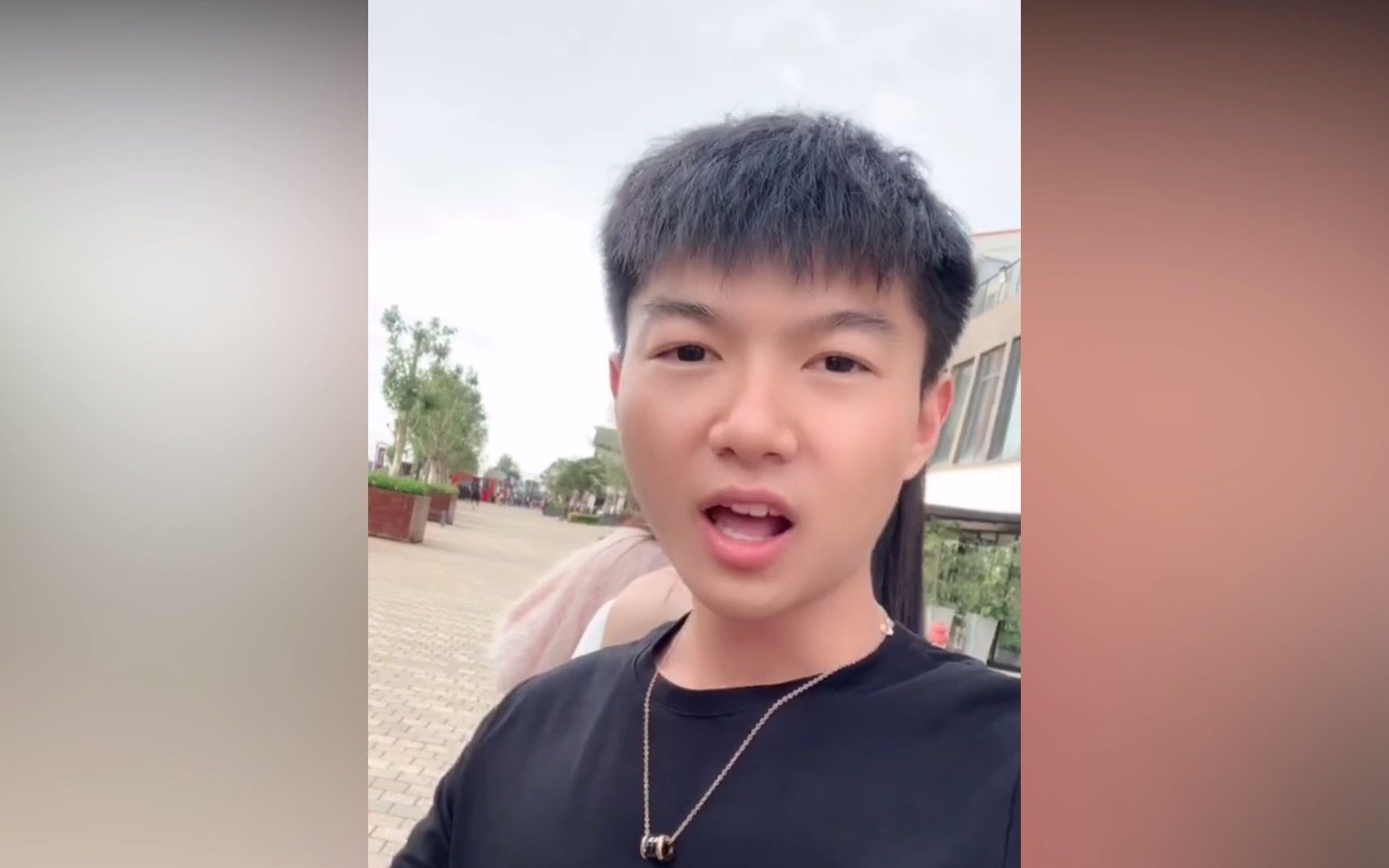 斌少他是现代版的韦小宝其貌不扬身边总是美女环绕