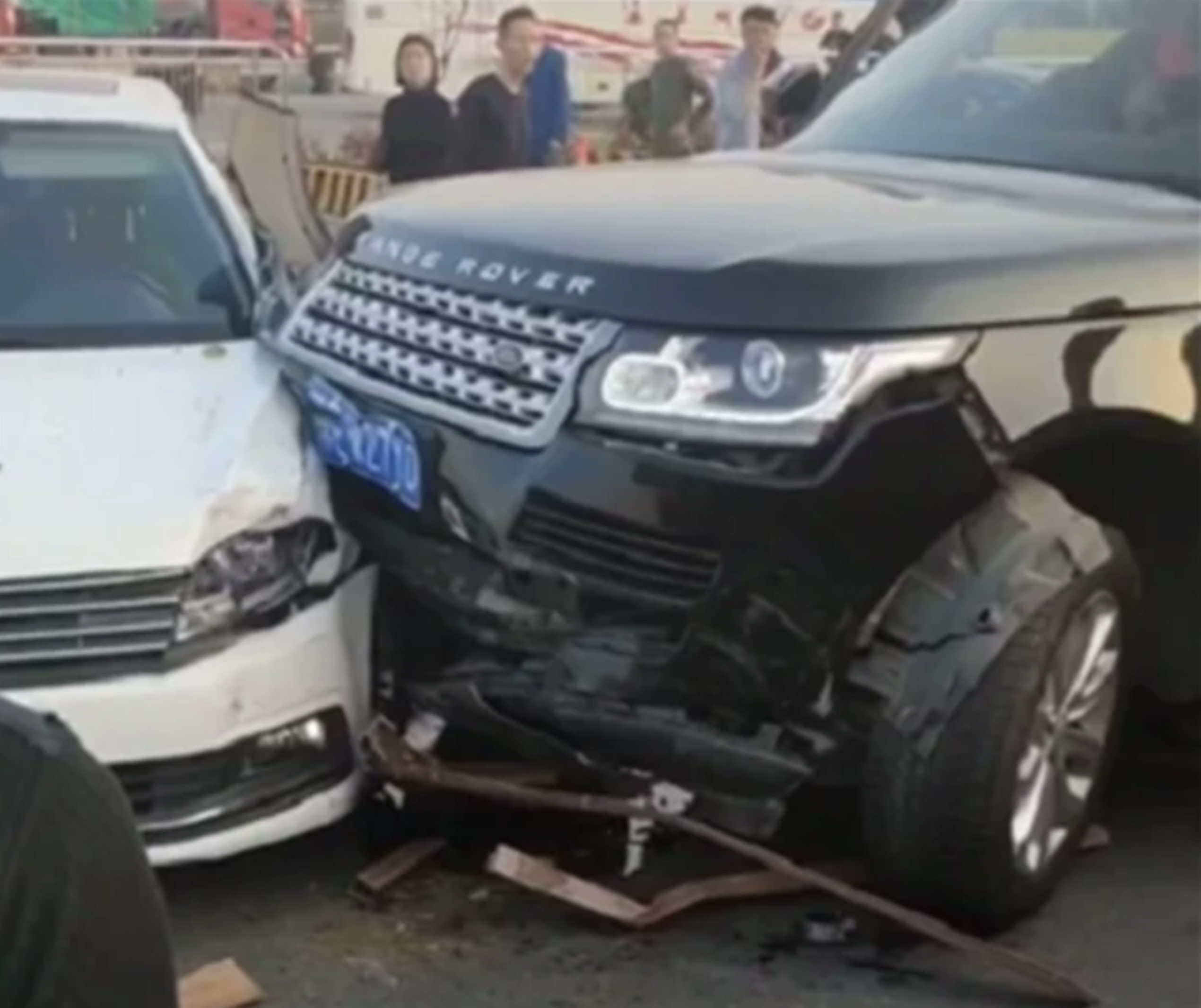170万路虎揽胜撞上大众,看到两车差距时,才知"印度车"质量