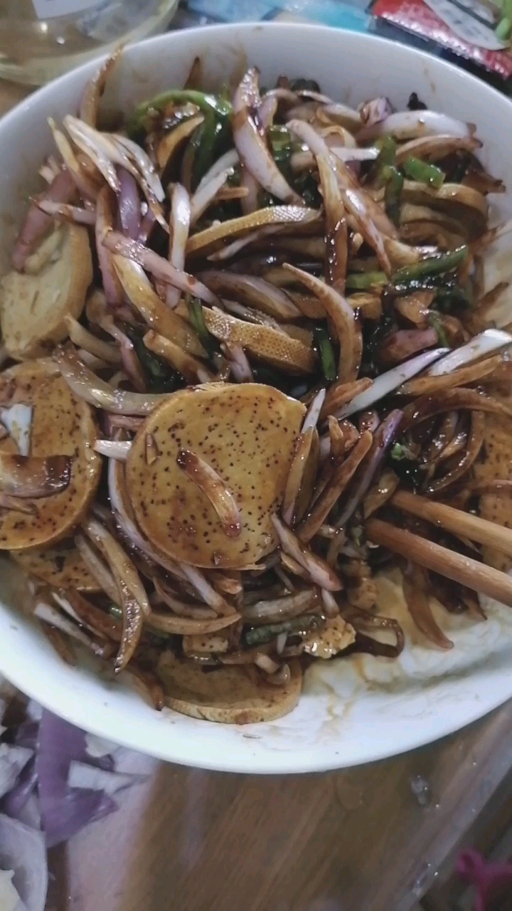 91椒盐包菜,红枣糯米白米粥,圆葱丝泡脚丝素鸡片拌面.91