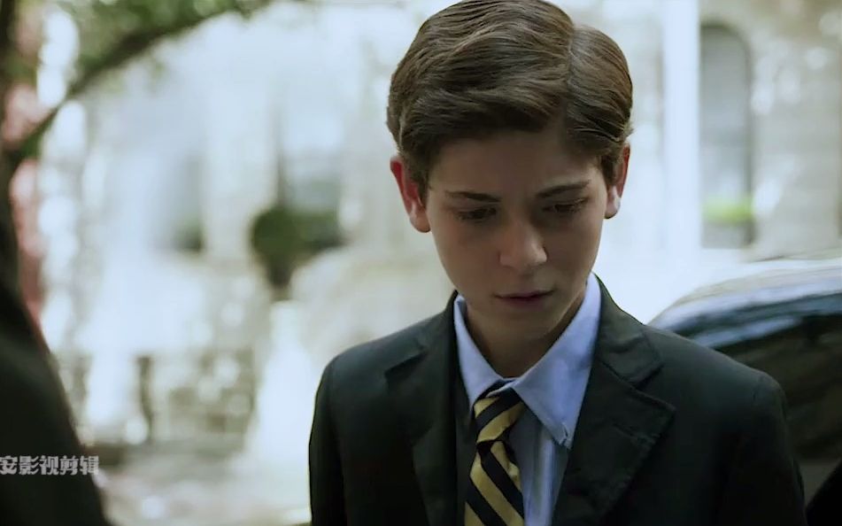 年纪轻轻的蝙蝠侠少年时期在管家侠的帮助下.