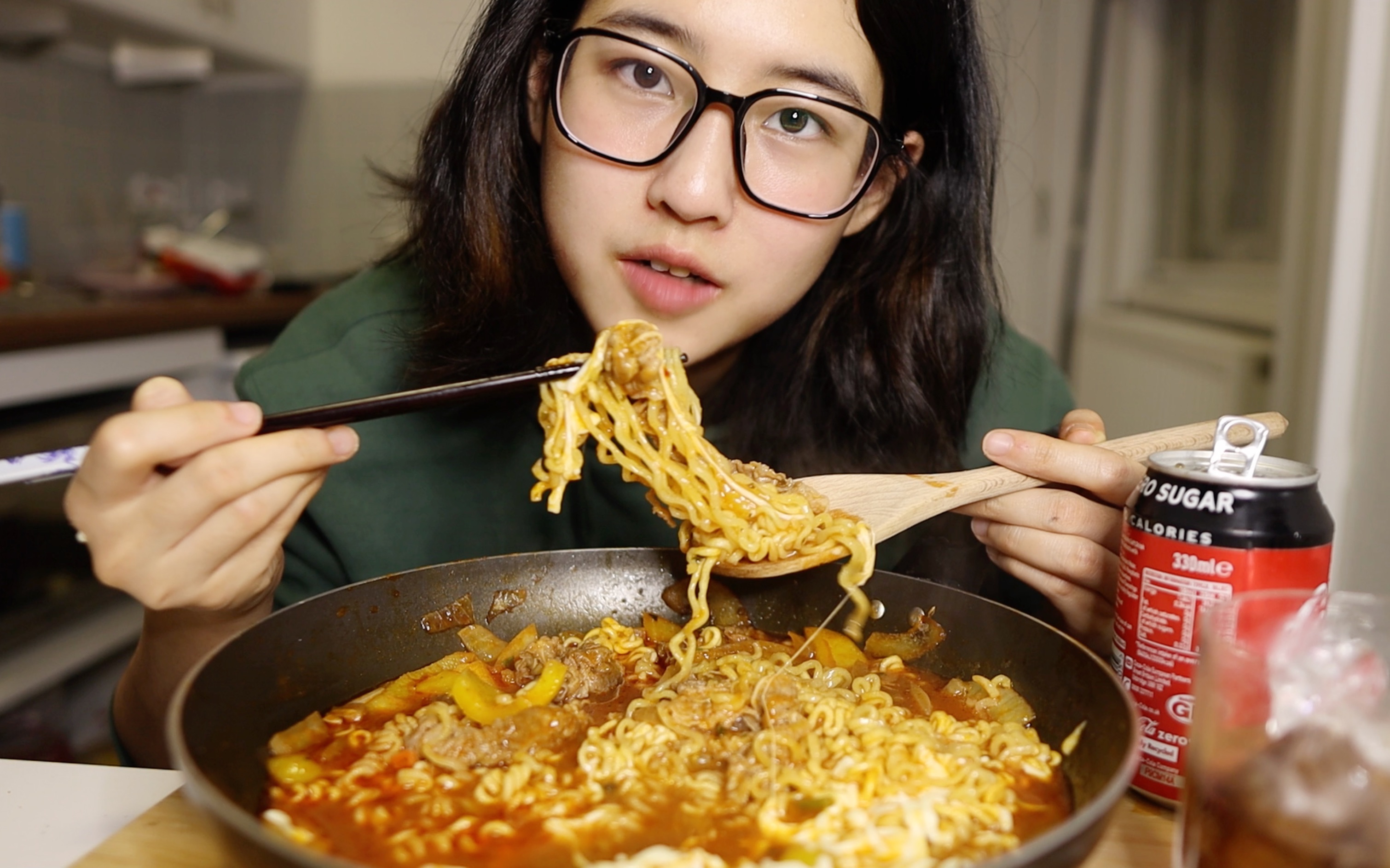 连头都不梳暴躁吃肥牛泡面 无话可说