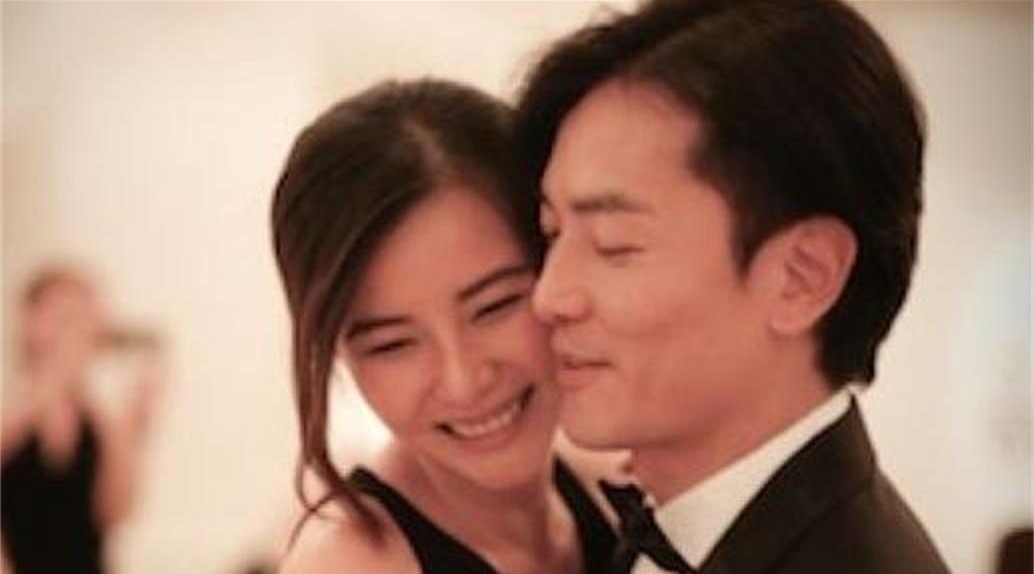 51岁郑伊健与老婆约会,狂风吹乱长发,友人相伴不影响两人恩爱哔哩哔哩bilibili