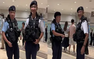 Download Video: 游客偶遇香港警察欲拍视频留念，警官立刻站定礼貌回应：帅呆了