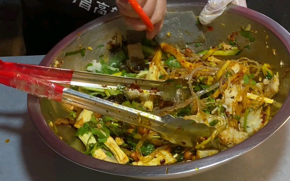 夜市街头偶遇四川凉拌菜,12r一斤,二十多种菜品自选!