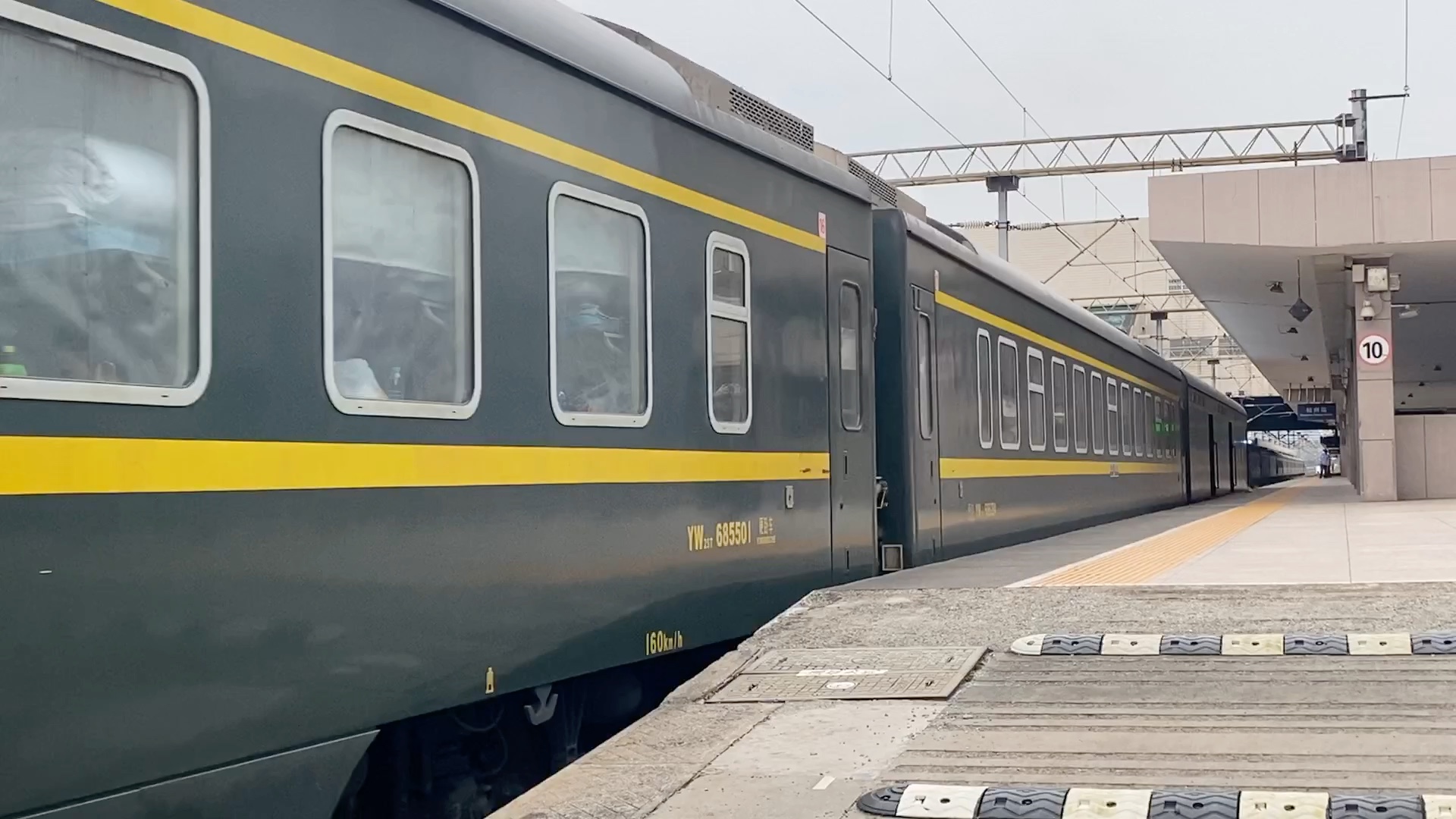 上局徐段hxd1d-0284牵引z176次(杭州 - 哈尔滨西)杭州站1站台始发