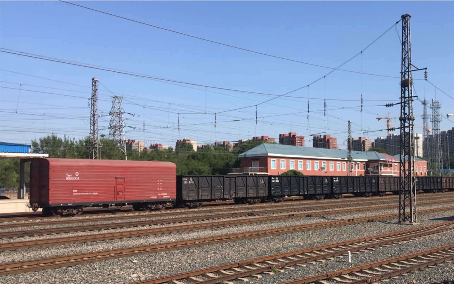 hxd3c客机拉货沈山线于洪站最大车号的hxn3牵引货列尾部挂检衡车沈局